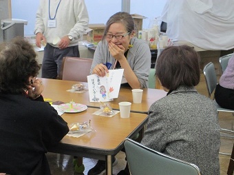 歓談する学生と参加者の方々