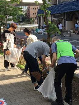 地域の方と協力して清掃する学生