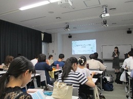 活動紹介に耳を傾ける学生ら