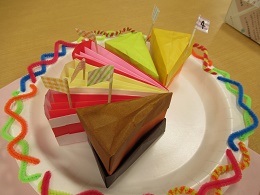 交流に使用した折り紙のケーキ