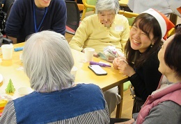 歓談する学生と参加者の方々