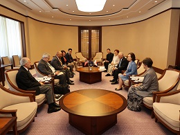 Discussion between both of delegates from the CSUDH and Meiji University