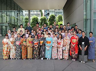 Short-term Japanese Language Program activities: putting on a kimono