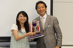Ms. Kana Fukuzaki, winner of Dean’s Award, and Dean Kanise