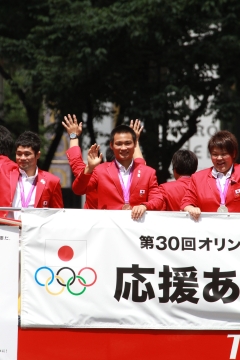 Olympics Medalist Parade in Ginza, Tokyo
(center: Masashi Ebinuma -Judo Men's 66kg bronze medalist)