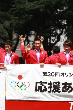 Olympics Medalist Parade in Ginza, Tokyo
(center: Masashi Ebinuma -Judo Men's 66kg bronze medalist)