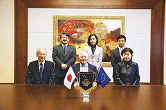  President Fukumiya (left), Mr. Costa (center)