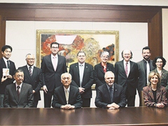 - Front row, from right: Ms. Deronzier, Delegate General of the Quebec Government Office in Tokyo; Mr. Lisée, Quebec External Trade Minister; Dr. Ito, University Vice President; and Dr. Iida, Executive Trustee.