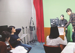 Taking up the challenge of photography in a studio on the Surugadai Campus