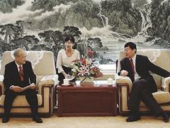 President Fukumiya chatting with Vice President Li (at right) at the Chinese Academy of Social Sciences