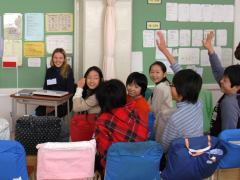 Elementary school students studied about and made presentations on the home countries of the exchange students.