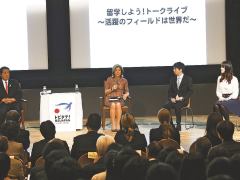 Ambassador participating in the Talk Session with Minister Shimomura (left) and students