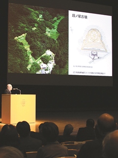 Professor Emeritus Otsuka explaining about ancient tombs of octagon shape that are considered as emperors’ tombs
