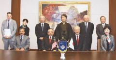 Director-General of the Public Service Department of Malaysia, making commitment to further exchange in the future (front row, middle to the left), President Fukumiya (front row, middle to the right)