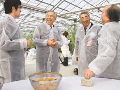 Sweet tomatoes made everyone smile: From right, Associate Professor Nakabayashi, President Akasaka, and Town Mayor Kato