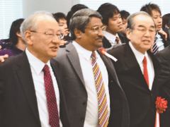 (from right) Chairman Hidaka, Ambassador Khaleel, President Fukumiya<br/>
(photograph by the Sports Newspaper Club, Meiji University)
