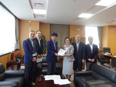 Handing the proposal to Minister Mr. Yamamoto