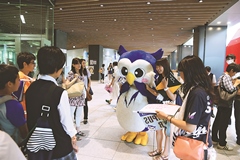 Meijiro was a big hit with the students (at the Nakano Campus).