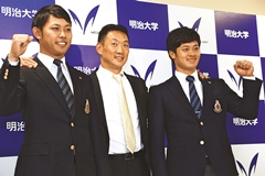 Takayama (at left) and Sakamoto strike a fighting pose on either side of Tomoaki Kanemoto, the new manager of the Hanshin Tigers.