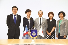Dr. Malinas (center) during his visit to Meiji University