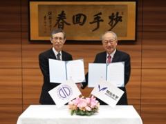Shaking hands
President Eiki Kominami of Juntendo University (left) and
President Kenichi Fukumiya of Meiji University (right)
