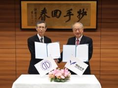 Shaking hands
President Eiki Kominami of Juntendo University (left) and
President Kenichi Fukumiya of Meiji University (right)
