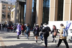 Students bundled up in coats, hurriedly head to take the entrance exam (Surugadai) 