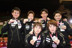 Mizutani (second from left in the back row) and Niwa (at left in the front row). Photo: Nikkan Sports/Aflo