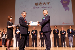 Teruhisa Komuro, Director, International Student Center (Associate Professor, School of Law; right) receiving the award 