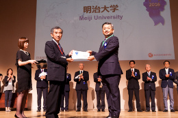 Teruhisa Komuro, Director, International Student Center (Associate Professor, School of Law; right) receiving the award
