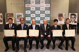 Hoshino (second from left) and the younger son of Goshi (second from right) holding their notices of induction into the Baseball Hall of Fame 