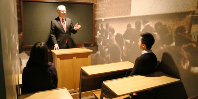 At the University Museum, Mr. Hyland stood on the platform for the teacher. 