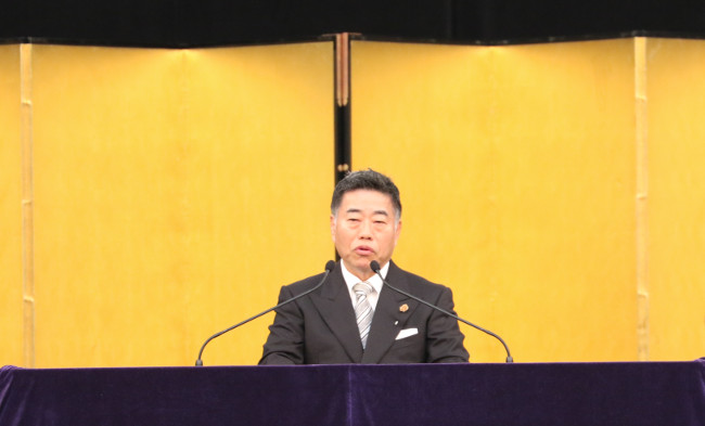 President Tsuchiya addressing the new students
