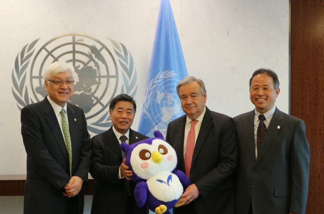 (From left) Dean Harigaya of the School of Agriculture, President Tsuchiya, UN Secretary-General Guterres, Vice President Kobayashi