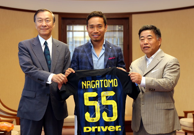 (From left) Chairman Yanagiya, Mr, Nagatomo, President Tsuchiya