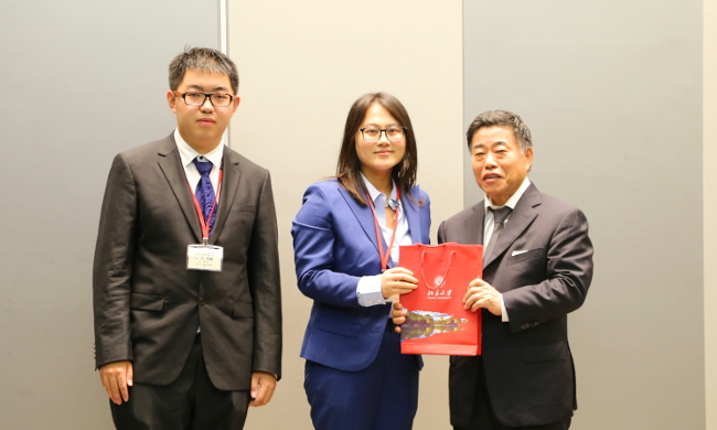 Presentation of a commemorative gift from Peking University to President Tsuchiya