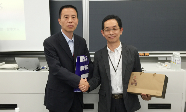 Exchange of commemorative gifts between Dean Yokota of the School of Global Japanese Studies and Mr. Wang