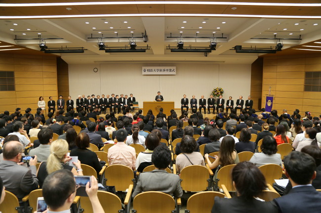 President Tsuchiya offering the graduates words of encouragement