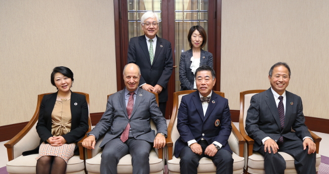 (From left) Ms. Kaoru Nemoto (Director of the UNIC in Tokyo), Mr. Nasser (Director of the Outreach Division of the UN Dpt. of Public Information)