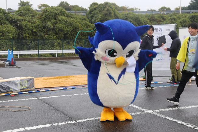 [12:15 p.m., Nov. 18] Meijiro takes up the challenge in the jump-rope championships! Meijiro entered the division for jumping rope alone, but ended up with zero jumps because the rope immediately got caught on its head...