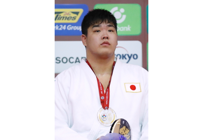 Ogawa posing for his first victory after a tough fight (Photo by Sho Tamura/AFLO SPORT)