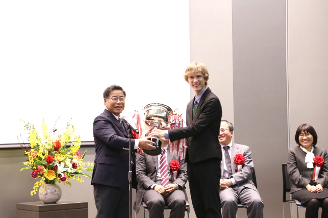 Mr. Persson Nils Fredrik (a third-year student in the School of Global Japanese Studies, from Sweden) expressing his joy at receiving the President’s Prize