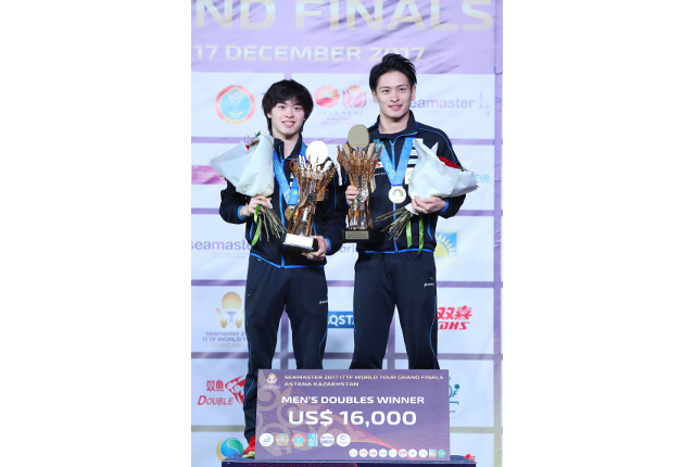 Gold medal winners Morizono (left) and Oshima (Photo by Yohei Osada/AFLO SPORT)