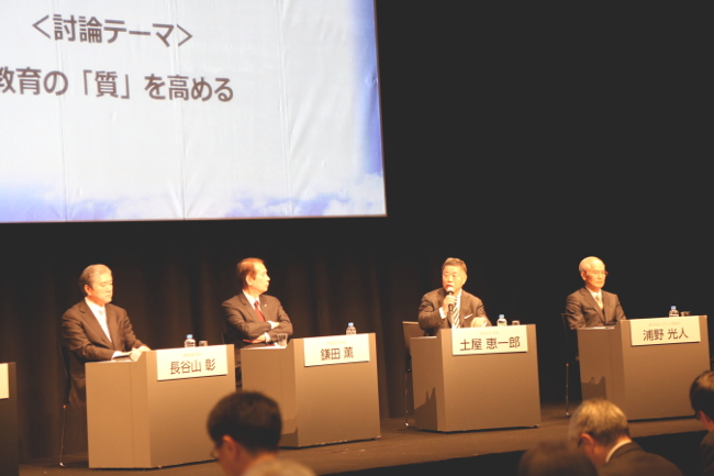(From left) Keio University President Haseyama, Waseda University President Kamata, Meiji University President Tsuchiya, and Advisor of Nichirei Corporation Urano