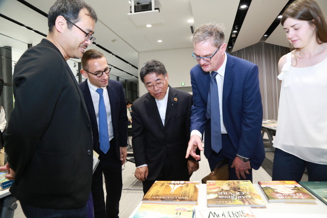 President Tsuchiya and Minister Counsellor Lesecq appreciating the exhibition of bande dessinée