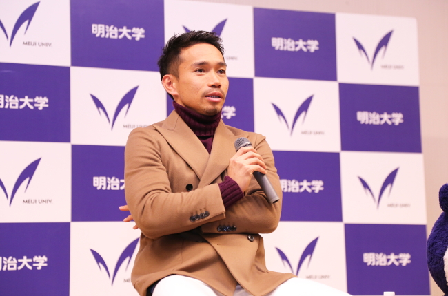 Nagatomo speaking at a talk event for Meiji University students under the theme “I want to contribute to the team’s victory.” (at Surugadai campus in January, 2018)