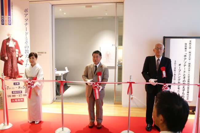 (From left) President Yuko TANAKA (Hosei University), President Keiichiro TSUCHIYA, President Keiji SHIBAI (Kansai University)  