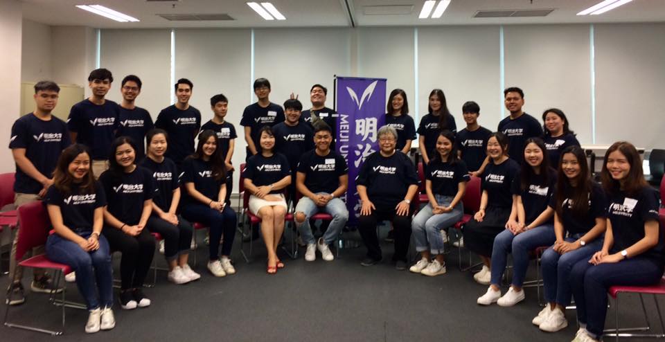 Group photo with former Meiji International Exchange Students who volunteered for the event