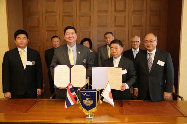 Somchai Santiwatanakul, President of Srinakharinwirot University (left in the front row) and President Keiichiro Tsuchiya (right in the front row)