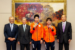 (From left)<br/>
President Dairokuno, Kodama General manager of<br/>
the Meiji University Table Tennis Club, Jun Mizutani,<br/>
Koki Niwa, Chairman, Board of Trustees Yanagiya<br/>
<br/>
<br/>
